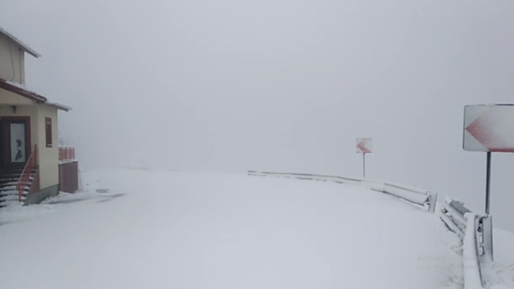 VIDEO. Pe Transfăgărășan, la cota 2000, ninge ca în povești!